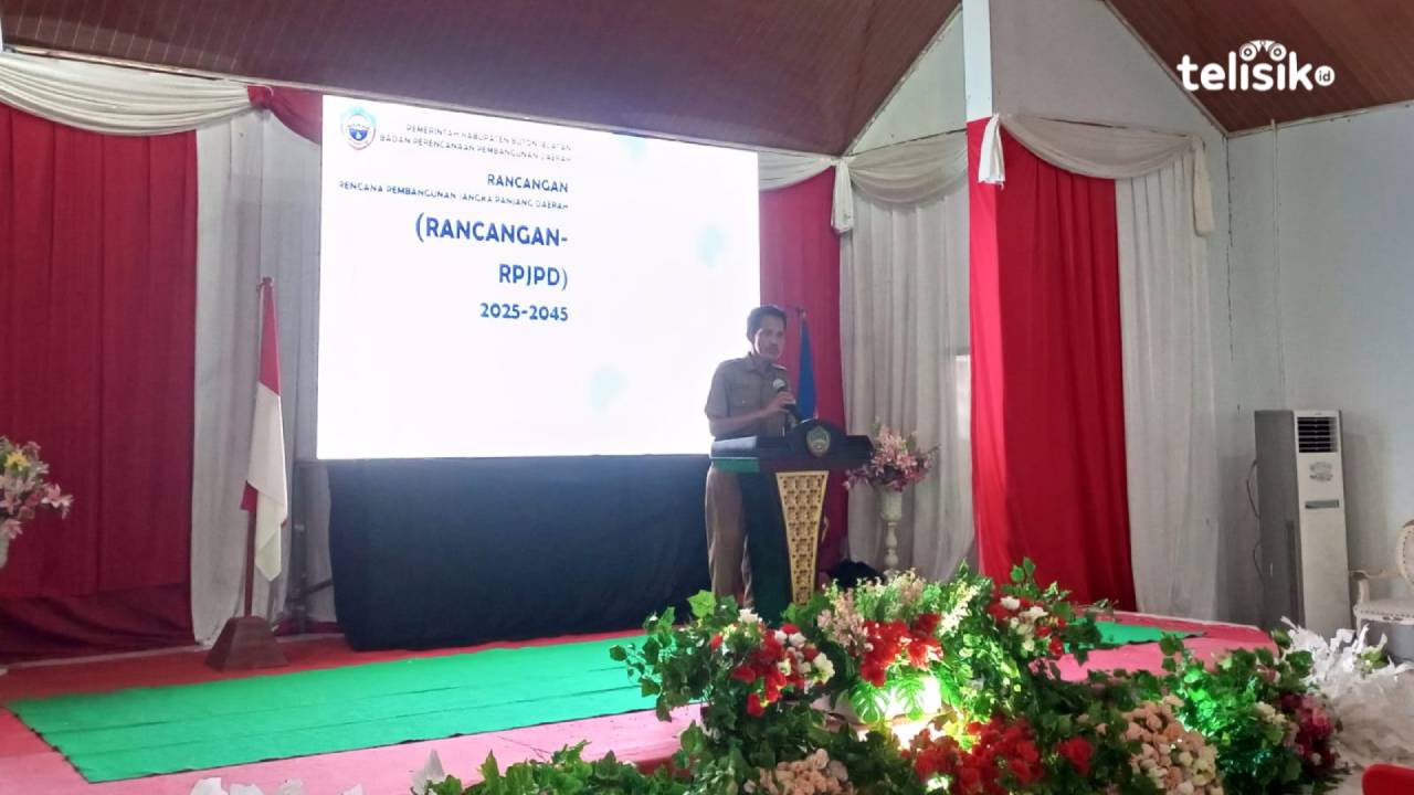 Kepala Bappeda Buton Selatan, Amir Sarlito Womal dalam pidato Musrenbang RPJPD Buton Selatan. Foto: Ali Iskandar Majid/Telisik