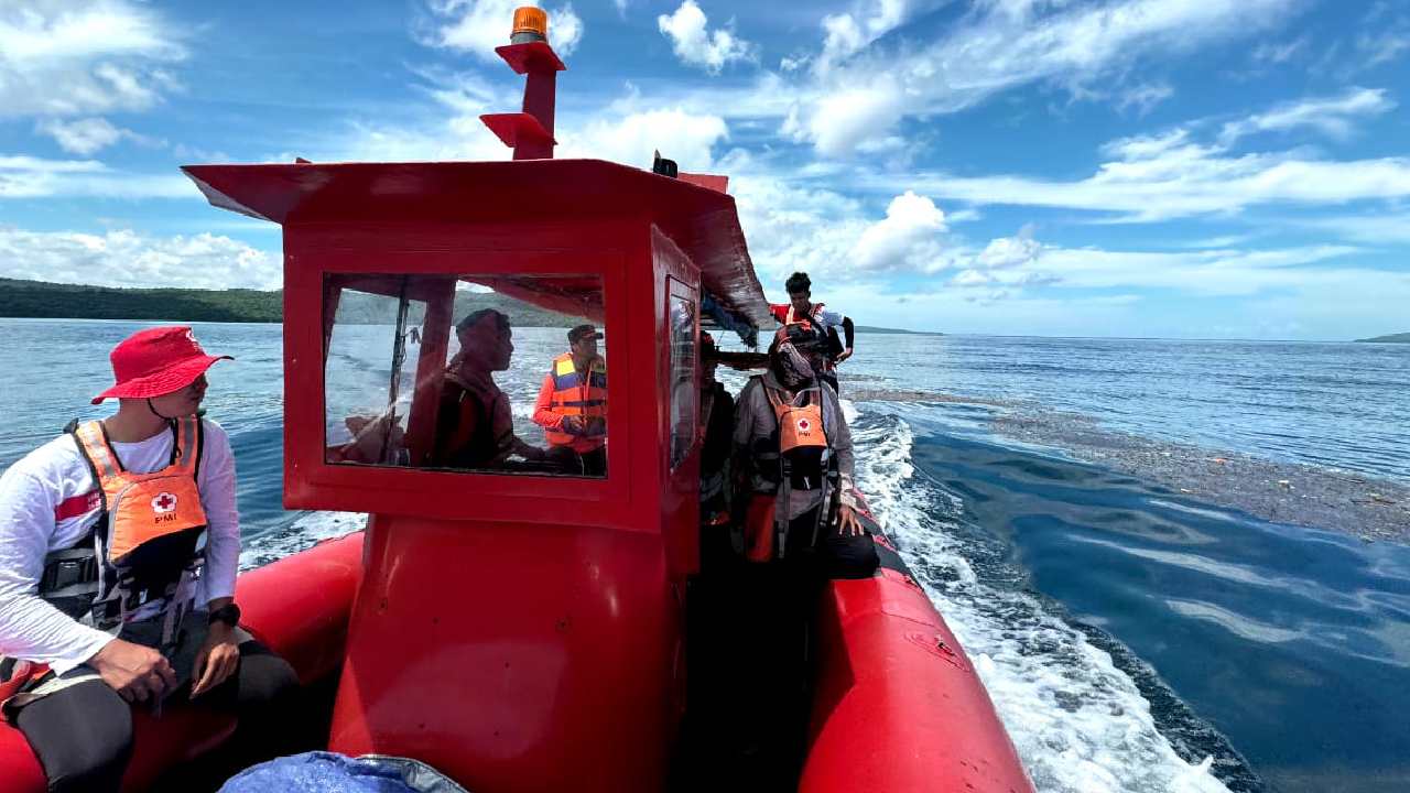 Tim Gabungan Pos SAR Baubau saat melakukan pencarian terhadap seorang nelayan yang hilang di perairan pulau Siompu, Kabupaten Buton Selatan. Foto: Ist.