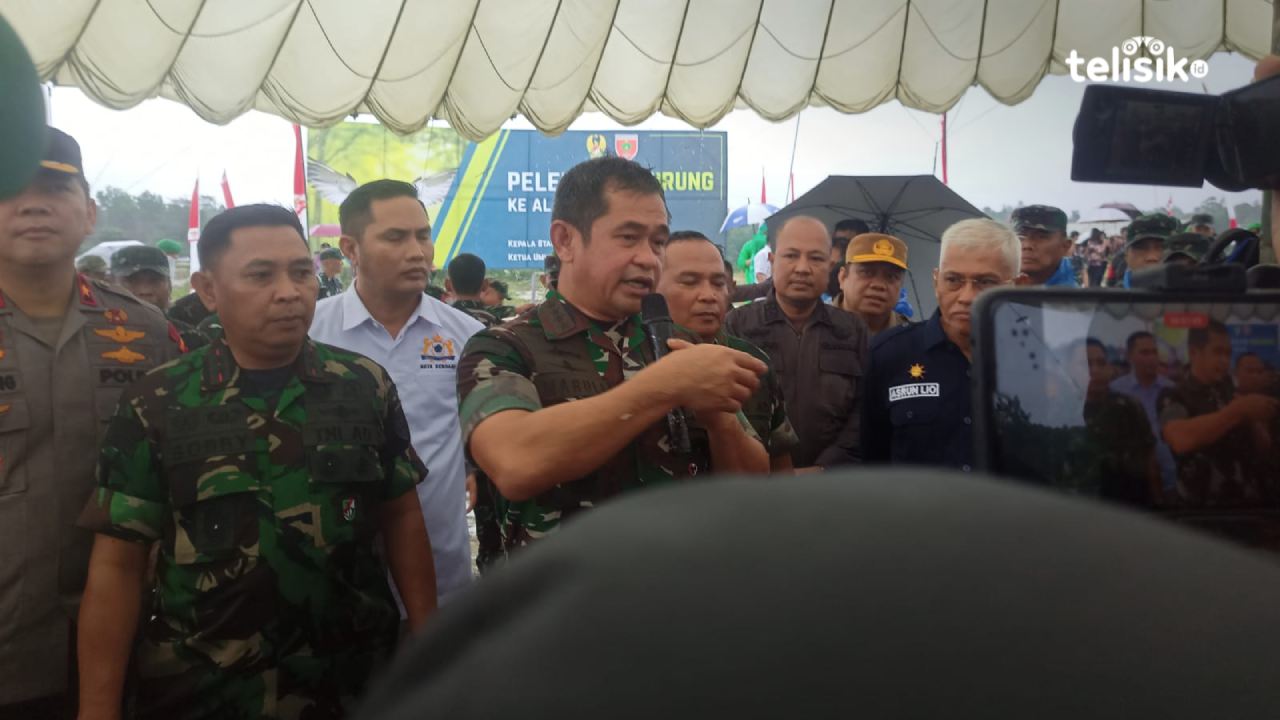 Kasad Maruli Simanjuntak, saat berfoto bersama anak sekolah, terlihat semangat meski baju kebasahan. Foto: Ahmad Jaelani/Telisik