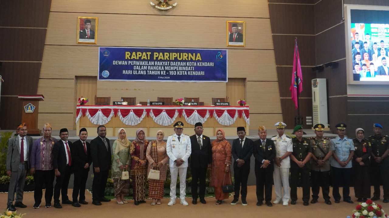 Foto bersama usai Kontrasi rapat paripurna di Kantor DPRD Kota Kendari. Foto: Ist.