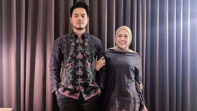Elly Sugigi membongkar artis pasang susuk untuk mendapatkan pekerjaan. Foto: Repro Instagram @ellysugigi