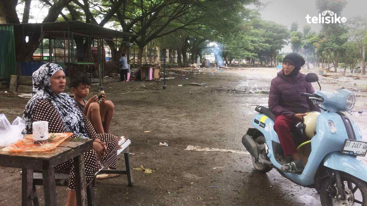 Pedagang kawasan Eks-MTQ berkeluh kesah atas ditertibkan lapak mereka. Foto: Bambang Sutrisno/Telisik