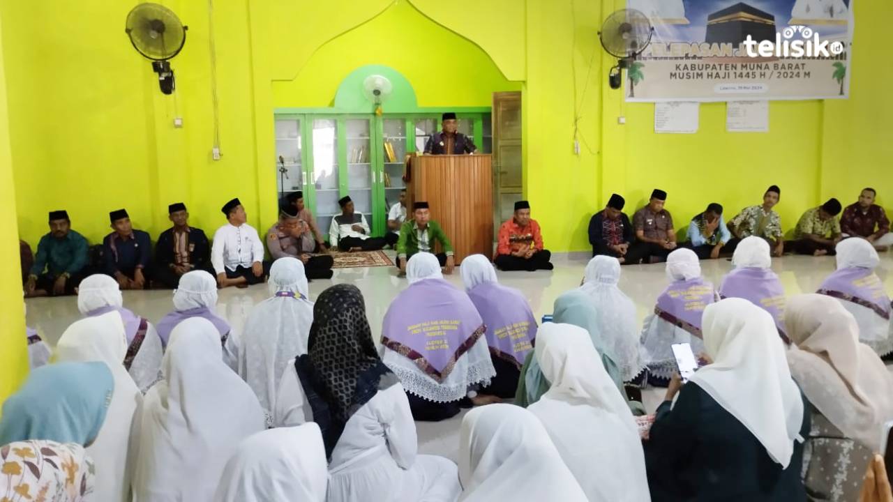 Pj Bupati Muna Barat memberikan sambutan saat pelepasan calon jamaah haji tahun 2024. Foto: Putri Wulandari/Telisik