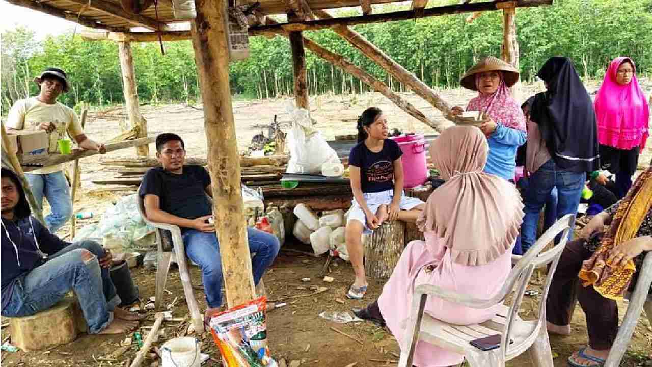 Kepala Desa Marobea, Muslimin bersama petani jagung Desa Marobea. Foto: Ist.