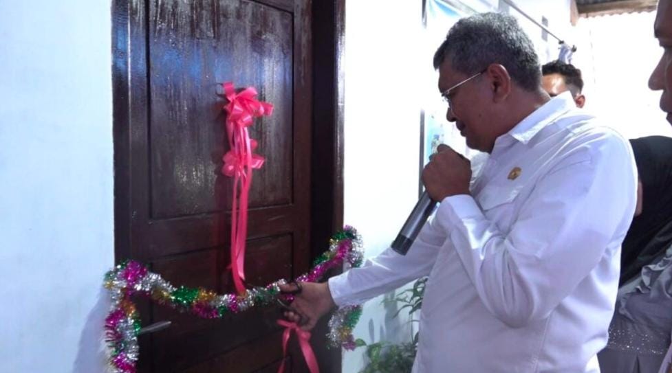 Pemotongan pita oleh Pj Wali Kota Kendari Muhammad Yusup, sebagai tanda selesainya bedah rumah, dan penyerahan rumah kepada pemiliknya. Foto: Ist.