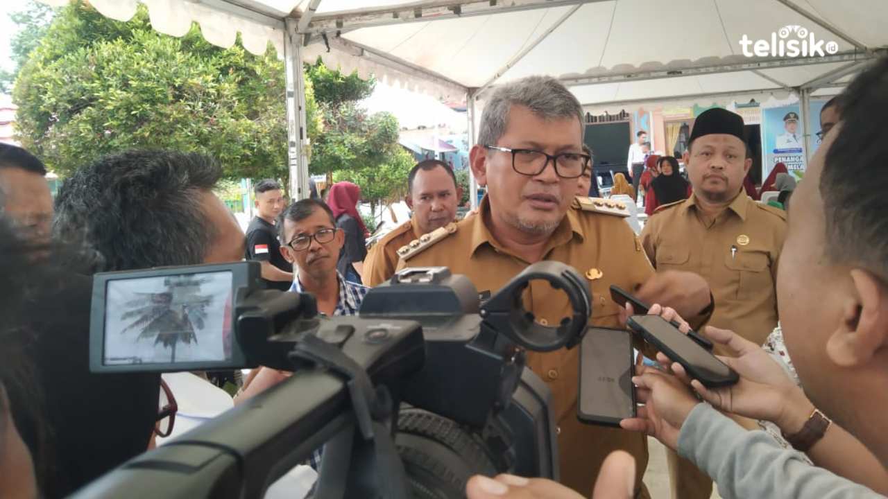 Penjabat Walikota Kendari saat diwawancarai usai menghadiri penyerahan bantuan pangan di Kelurahan Mokoau. Foto: Siti Nabila/Telisik
