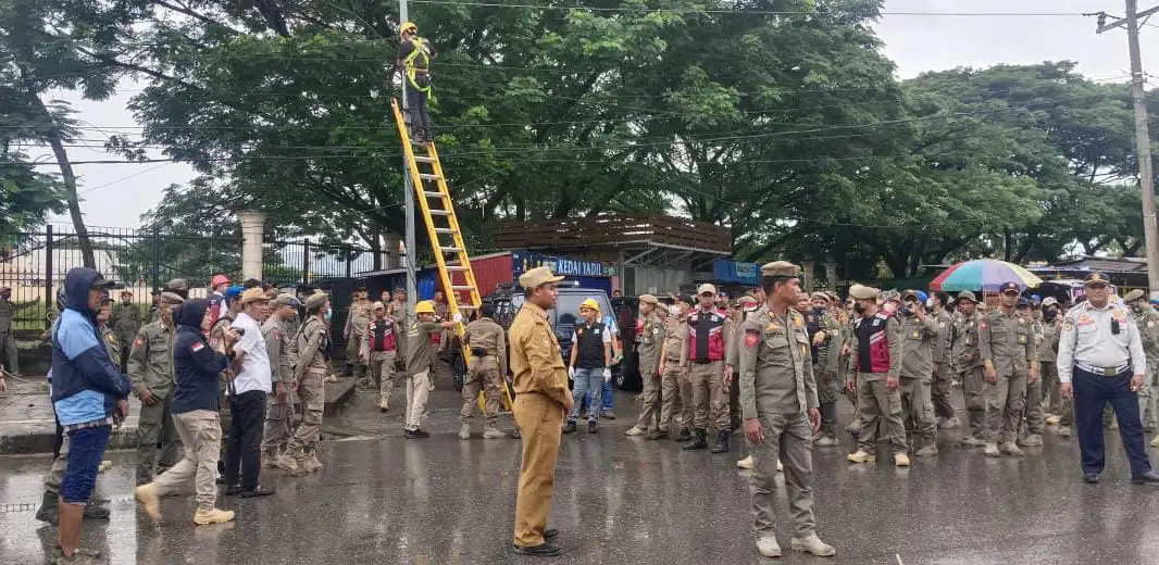 Proses pemutusan aliran listrik di Tugu MTQ, dikawal ketat pihak keamanan. Foto: Ist.