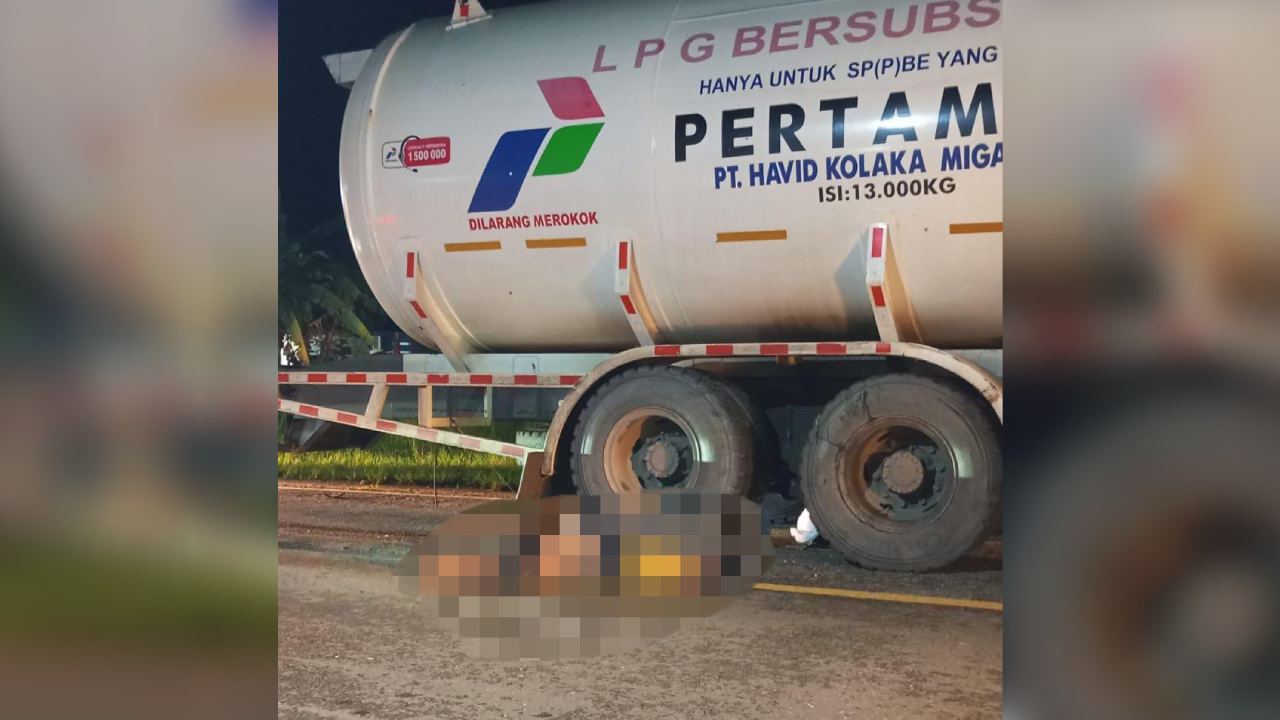 Pengendara motor tewas usai terlindas truk mobil Gas PT Havid Kolaka Migasindo. Foto: Ist.