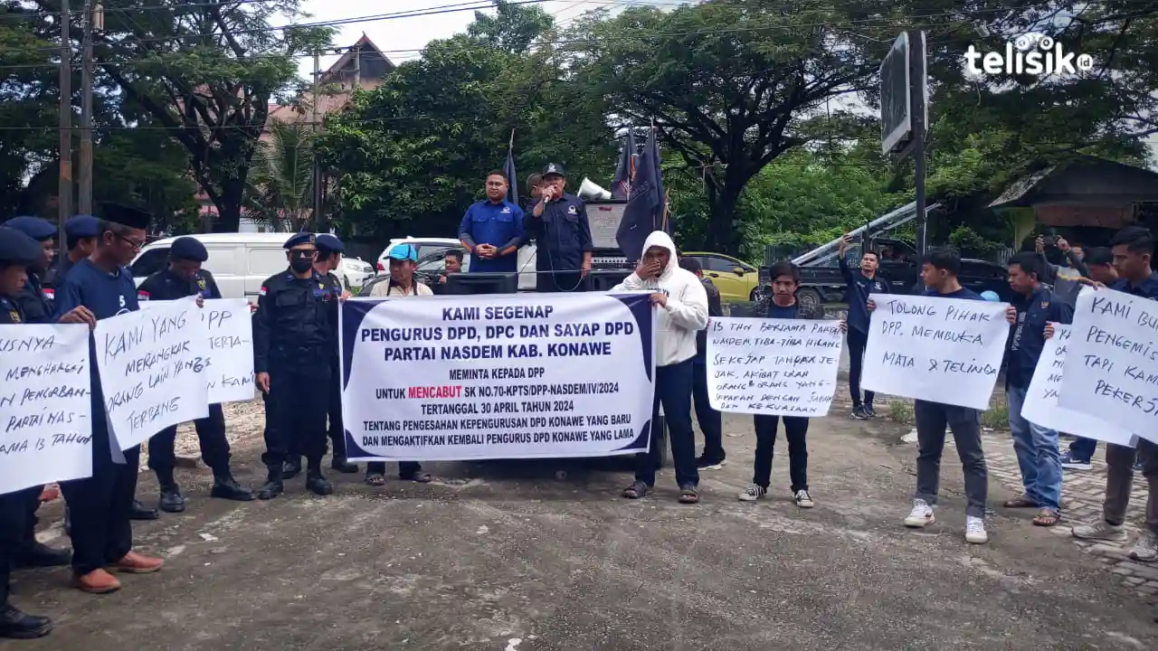 Pengurus DPD dan Sayap DPD Partai NasDem Kabupaten Konawe menggelar aksi unjuk rasa di depan kantor DPW Partai NasDem Sulawesi Tenggara. Foto: Nur Fauzia/Telisik