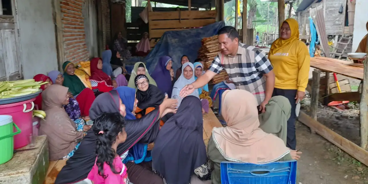 Calon Bupati Muna Barat, La Ode Darwin sedang bersosialisasi dengan masyarakat setempat. Foto: Ist.