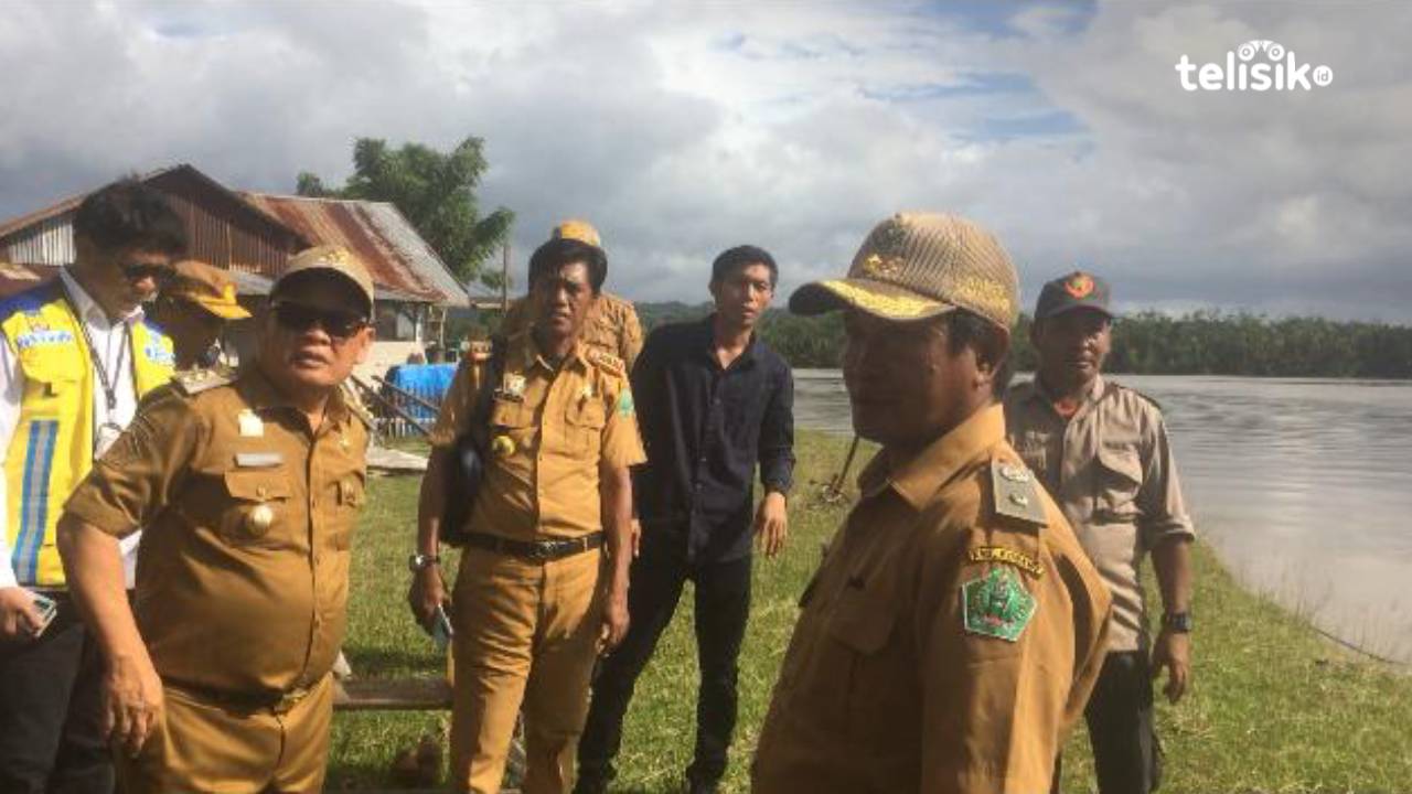 Pj Bupati Konawe melihat langsung Kondisi Desa Muara Sampara yang mengalami Abrasi. Foto: Bambang Sutrisno/Telisik