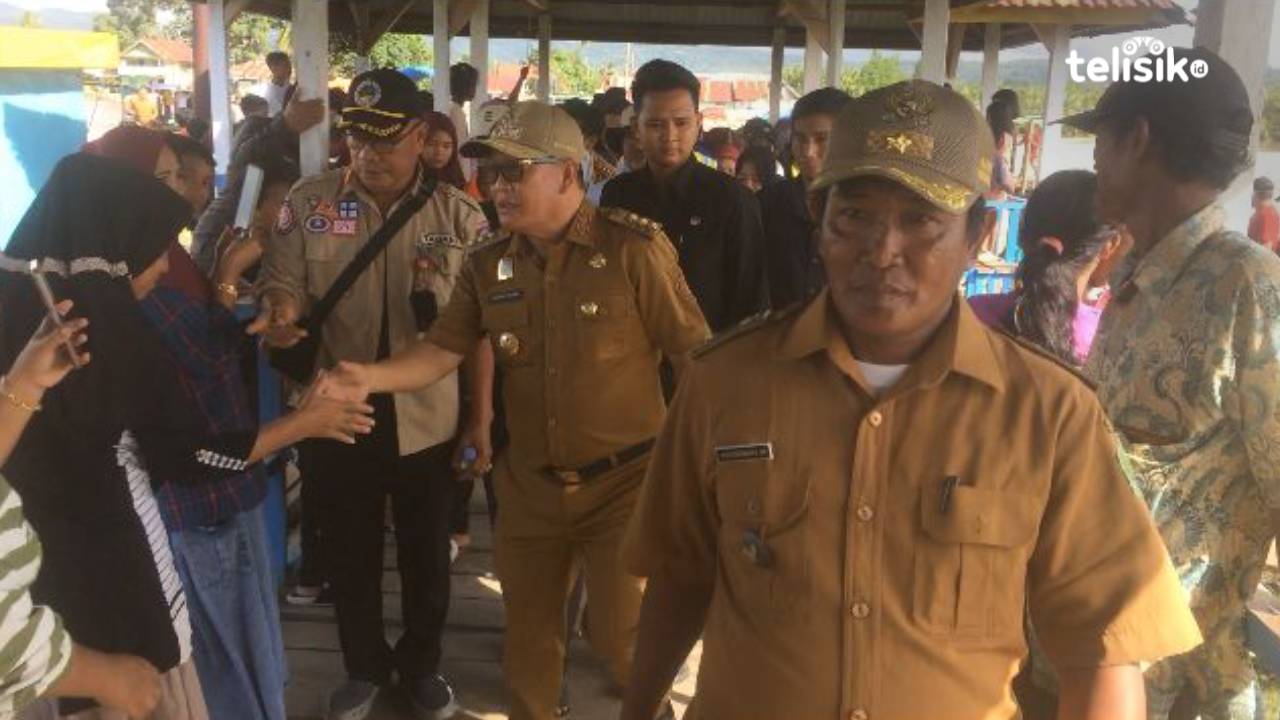 Pj Bupati Konawe berjabat tangan dengan warga Desa Muara Sampara. Foto: Bambang Sutrisno/Telisik