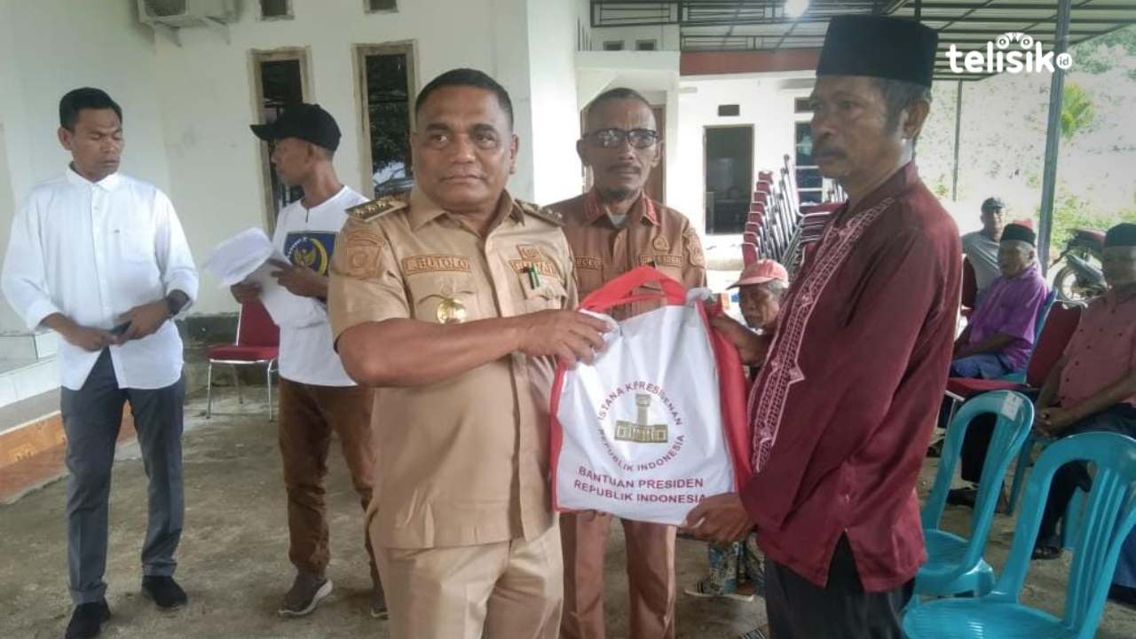 Penyerahan 60 paket sembako oleh Pj Bupati Muna Barat, La Ode Butolo. Foto: Putri Wulandari/Telisik