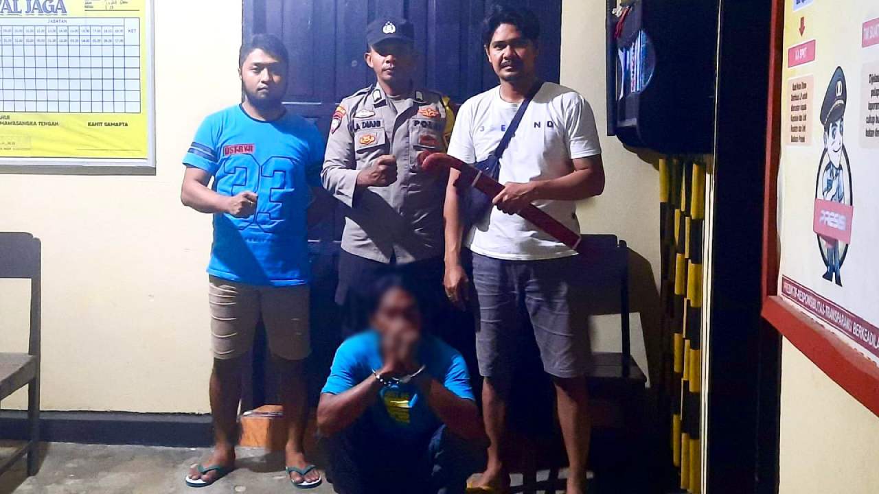 Pelaku, AK (43) saat diamankan di Mako Polsek Mawasangka Tengah. Foto: Ist.