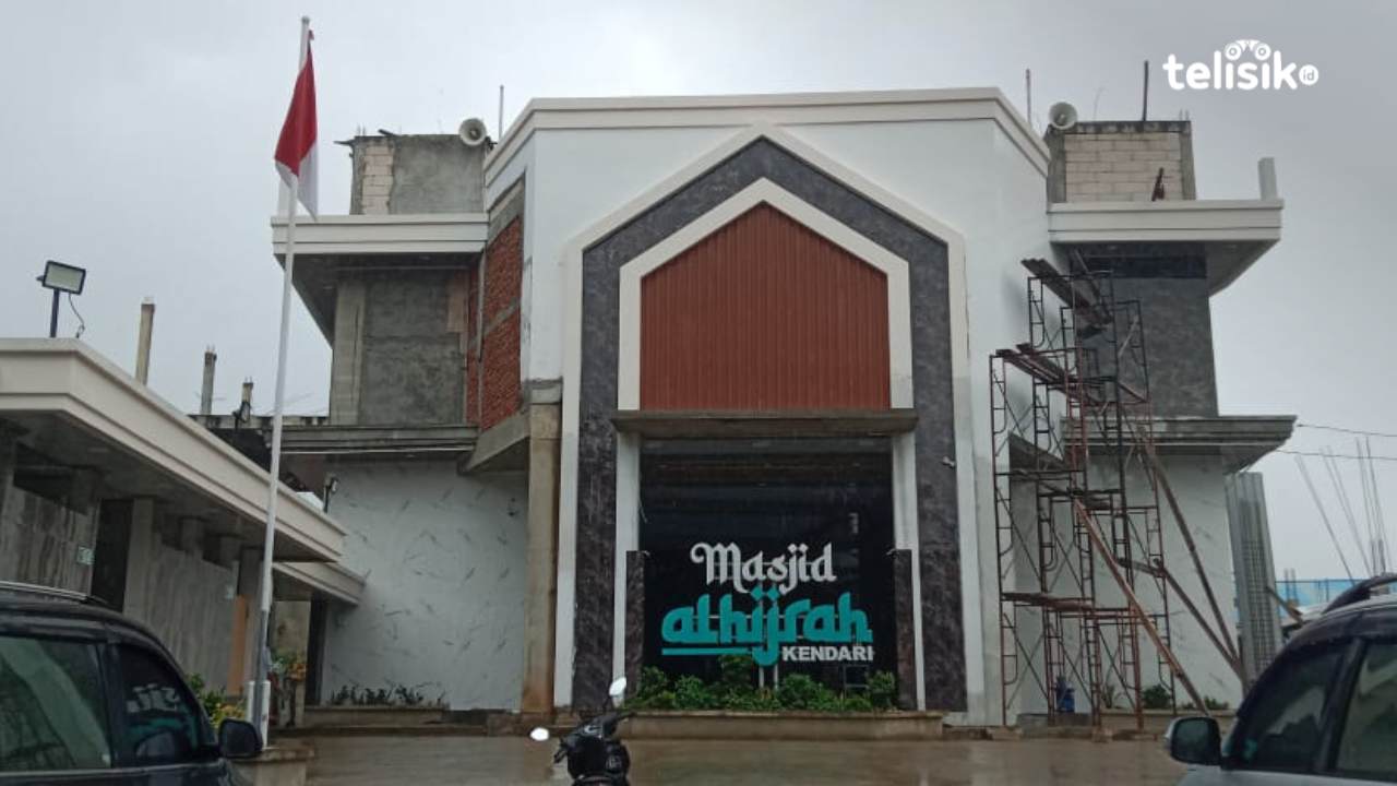 Mesjid Al-Hijrah Kendari nampak dari depan jalan. Foto: Mardianto/Telisik