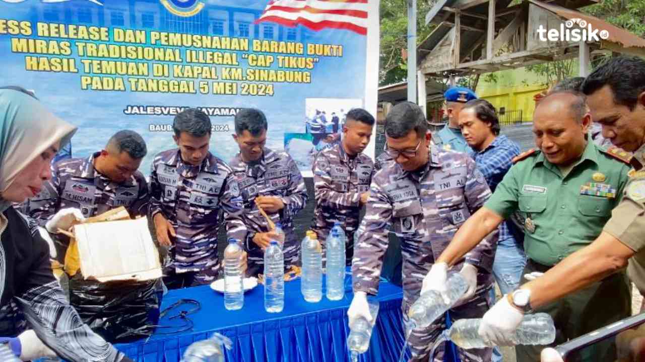 Proses pemusnahan 80 botol miras cap tikus. Foto: Elfinasari/Telisik