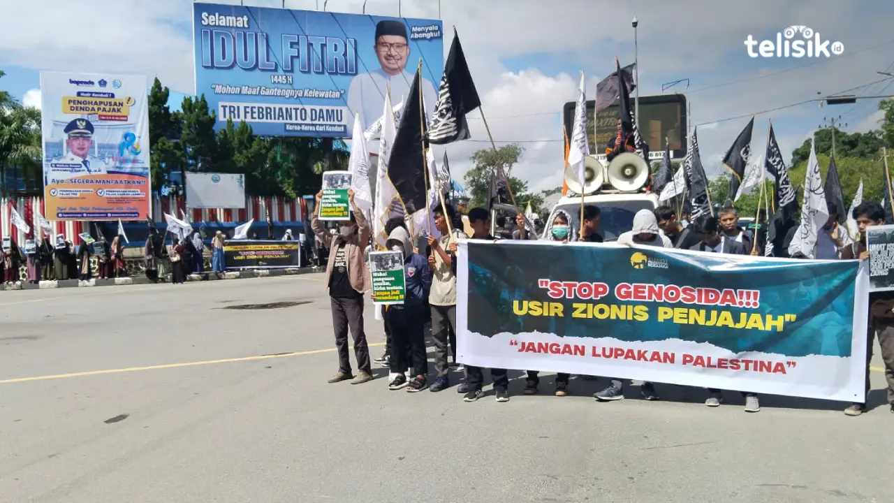 Aliansi Mahasiswa bersuara gelar aksi bela Palestina di perempatan eks MTQ Kendari. Foto: La Ode Mana Nafsahu/Telisik