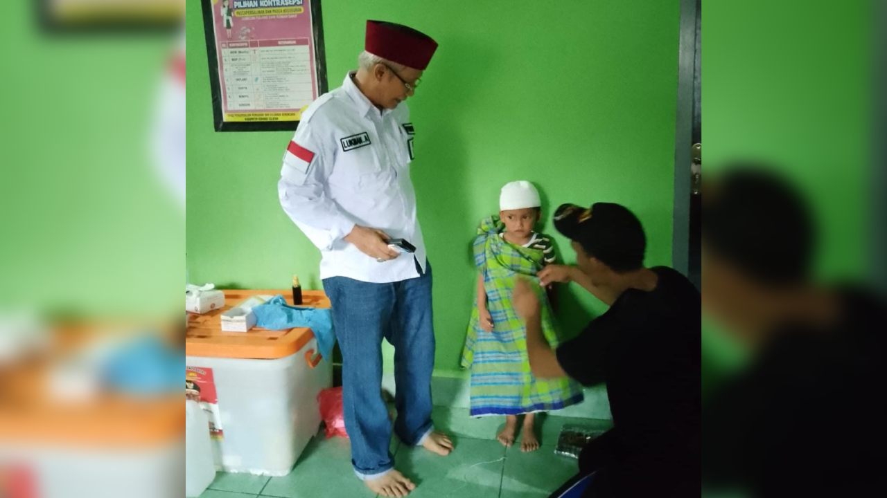 Kegiatan Baksos TPS Lukman Abunawas, layanan kesehatan seperti sunat massal, pisioteraphy dan pemeriksaan mata/pemberian kacamata baca secara Foto: Ist.