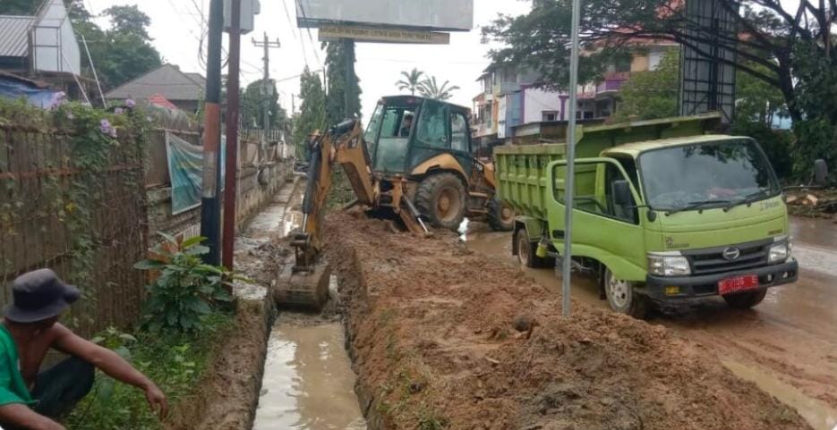 Pemkot Kendari melakukan pembersihan drainase dari sampah-sampah yang menyebabkan banjir. Foto: Ist.