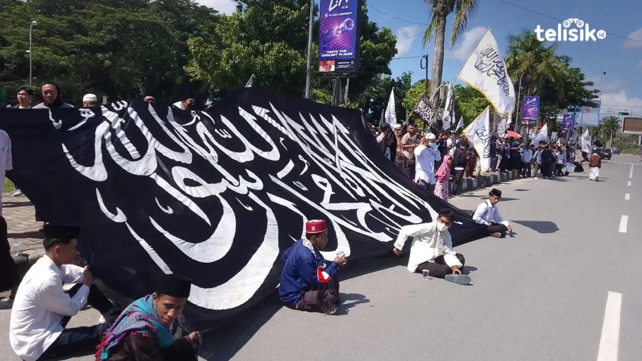 Ribuan masyarakat mengikuti Aksi Akbar Bela Palestina di Kota Kendari. Foto: Fitrah/Telisik