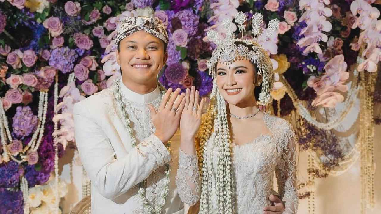 Rizky Febian dan Mahalini resmi menikah. Pasangan itu sah menjadi suami istri setelah melaksanakan ijab kabul secara privat di Hotel Raffles, Jakarta Selatan, Jumat (10/5/2024). Foto: Instagram Rizky Febian