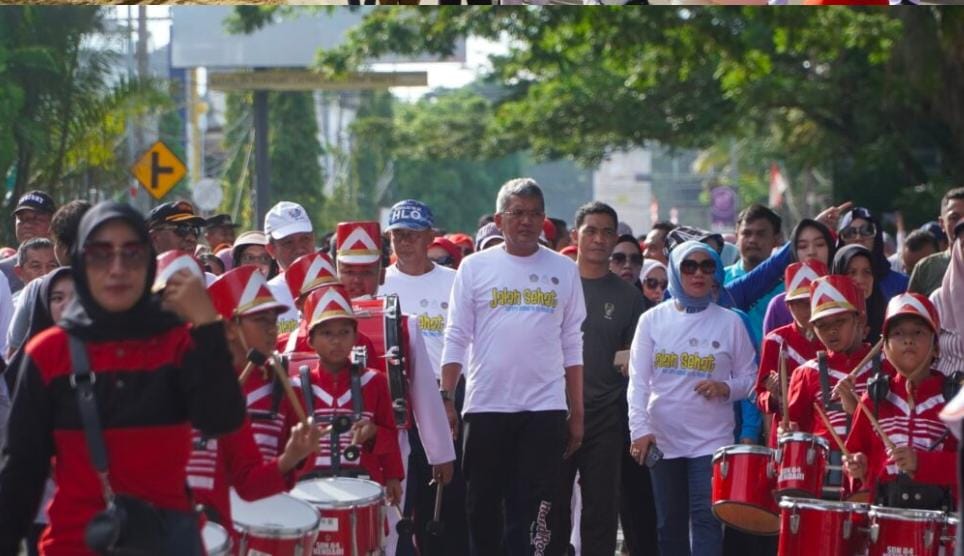 Pj Wali Kota Kendari bersama masyarakat dan jejeran OPD Kota Kendari. Foto: Ist.