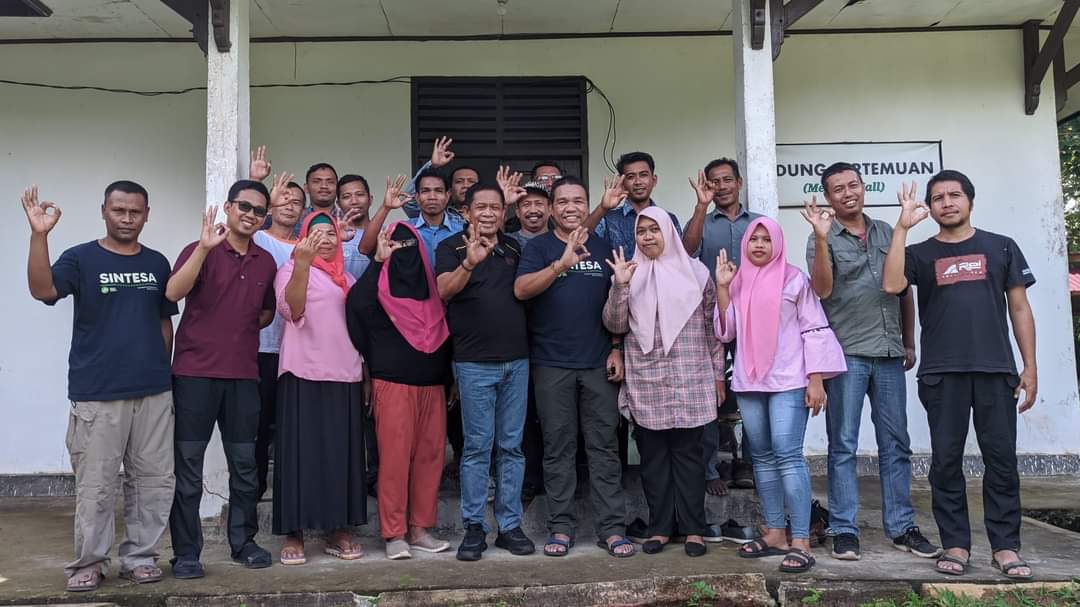 Hugua bersama Pengurus Yayasan Bina Potensi Desa (Sintesa). Foto: Ist.