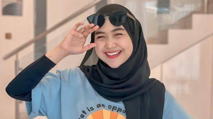 Ria Ricis yang kini sukses menjadi YouTuber kembali diperbincangkan publik. Foto: Repro lampung.tribunnews.com