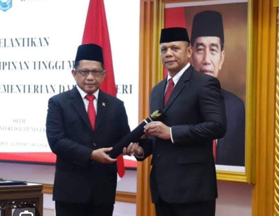Mendagri Tito Karnavian (kiri), dan La Ode Ahmad P. Bolombo (kiri). Foto: Ist.