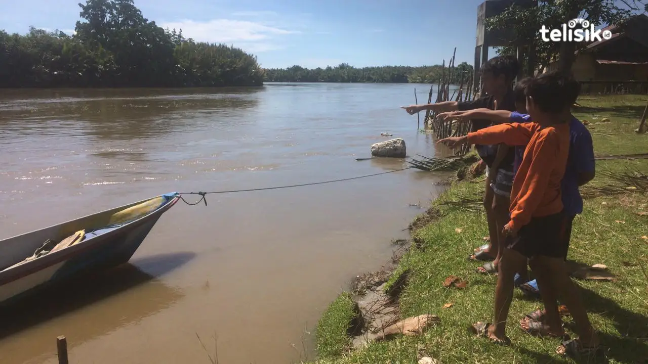 Anak-anak di Desa Muara Sampara tak mau lagi mandi di sungai karena mereka mengalami gatal-gatal setelah mandi di sungai. Foto: Bambang Sutrisno/Telisik