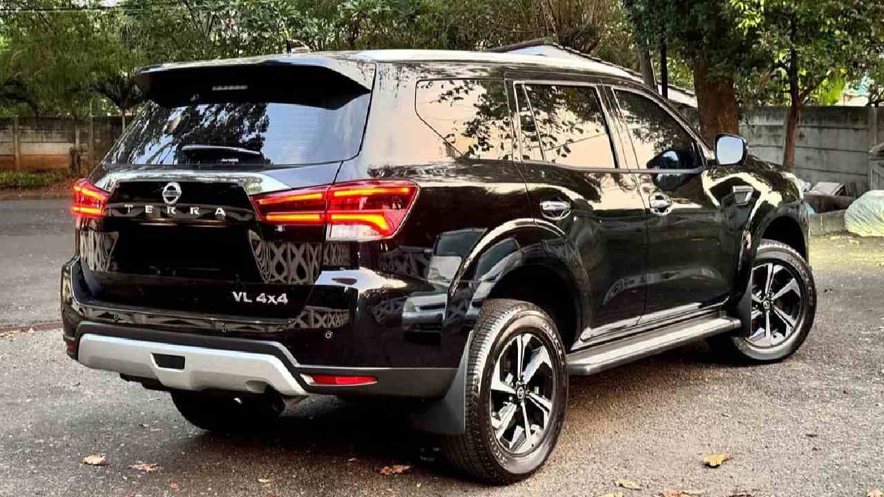 Tampilan Nissan Terra Warna Hitam dengan spesifikasi mesin sekelas Pajero dan Fortuner. Foto: Instagram@vinsautocar