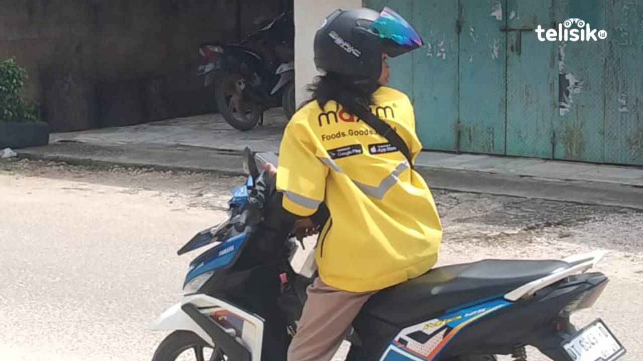 Layanan ojek online biasanya lebih sulit didapatkan di saat cuaca hujan. Foto: Siti Nabila/Telisik
