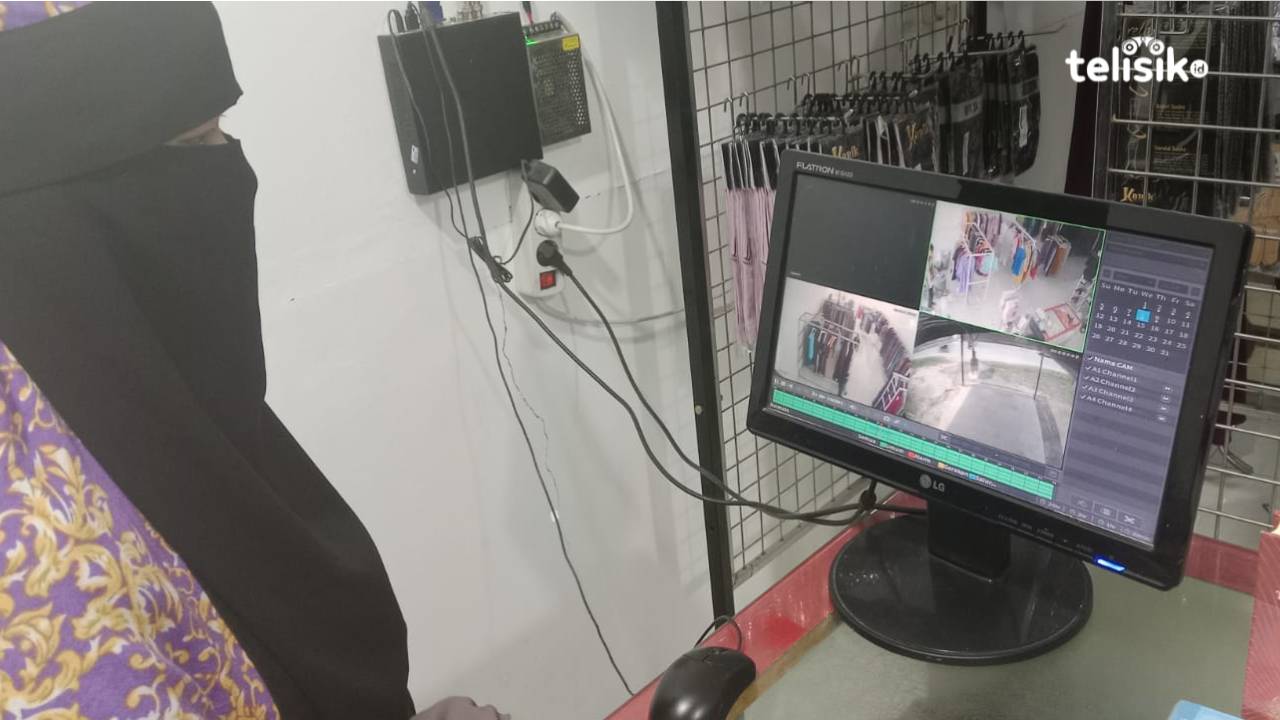 Admin Toko Abdillah Collection, Ririn, sedang menayangkan rekaman CCTV aksi pencurian di ruang kasir. Foto: La Ode Manarfa Nafsahu/Telisik