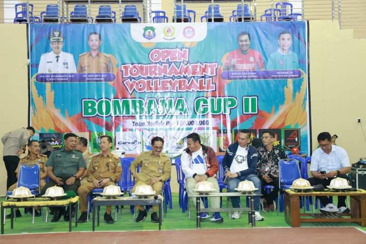 Pj Bupati Bombana Edy Suharmanto, membuka turnamen Voli Bombana Cup II tahun 2024. Foto: Ist.