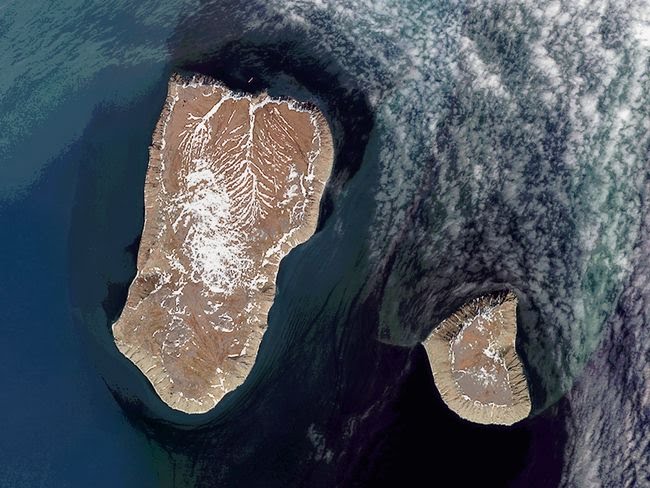 Dua pulau bertetangga, hanya berjarak 3,8 km tapi beda waktu 21 jam. Foto: Repro Detik.com