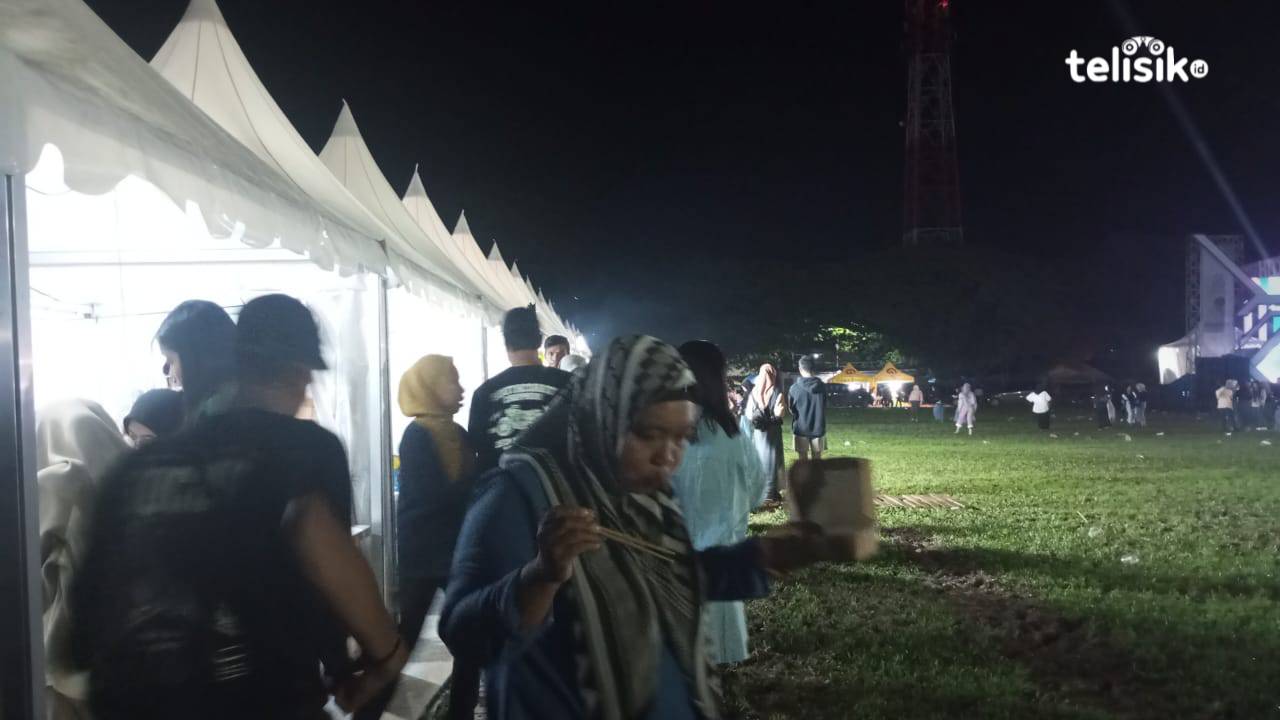 Para pengunjung yang berbelanja di stand-stand UMKM, tetap antusias meski Lapangan Benu-benua becek. Foto: Nur Fauzia/Telisik