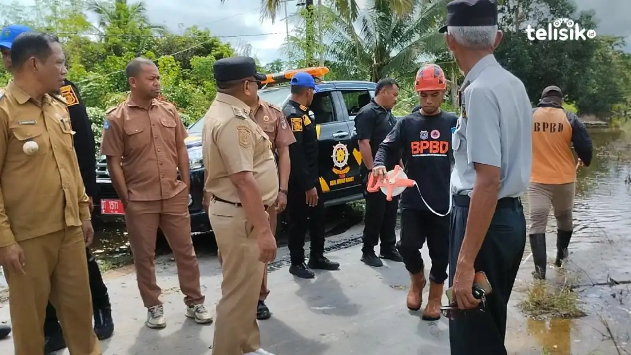 Pj Bupati Muna Barat bersama pihak BPBD Muna Barat meninjau langsung lokasi banjir. Foto: Putri Wulandari/Telisik