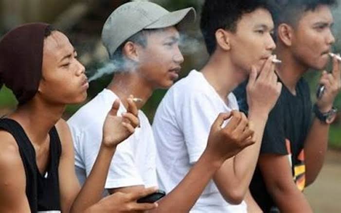 Beberapa cara bisa dilakukan untuk menghindari pengaruh merokok pada remaja. Foto: Repro bing.com