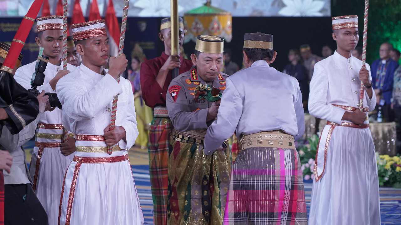 Prosesi pemberian gelar kehormatan, dari dewan Kerajaan Sulawesi Selatan untuk Kapolri. Foto: Ist.