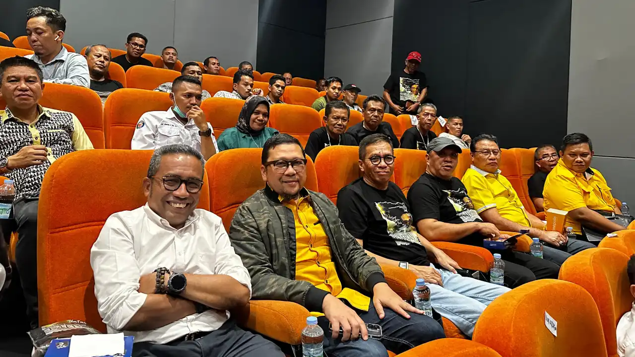 Rektor UHO Prof Muhammad Zamrun Firihu, Presidium MN KAHMI sekaligus Ketua Komisi II DPR RI, Ahmad Doli Kurnia Tandjung, Abdurrahman Shaleh, Ruksamin, Herry Asiku dan Abdul Rahman Farisi nobar film Lafran di Kendari. Foto: Ist.