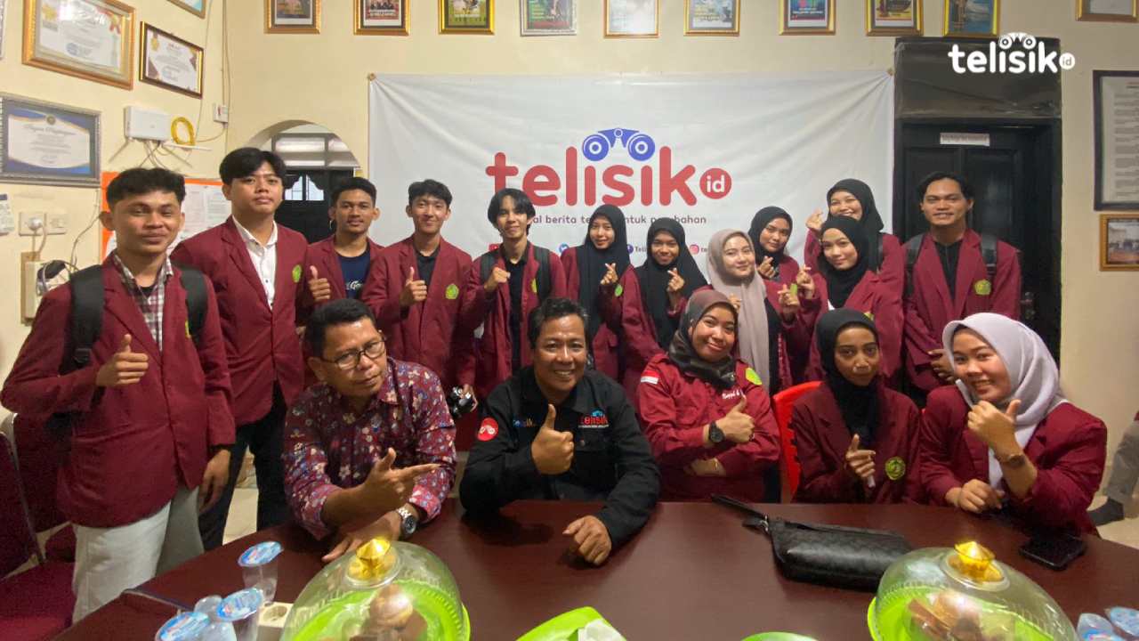 Mahasiswa Universitas Muhamadiyah Kendari (UMK) melakukan kunjungan kuliah lapangan ke Kantor Telisik.id. Foto: Nurdian Pratiwi/Telisik