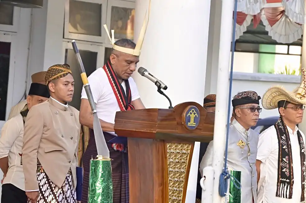 Kakanwil Kumham Sulawesi Tenggara selaku Inspektur Upacara dengan mengenakan Pakaian Adat Adonara Lamaholot Flores Timur. Foto: Ist