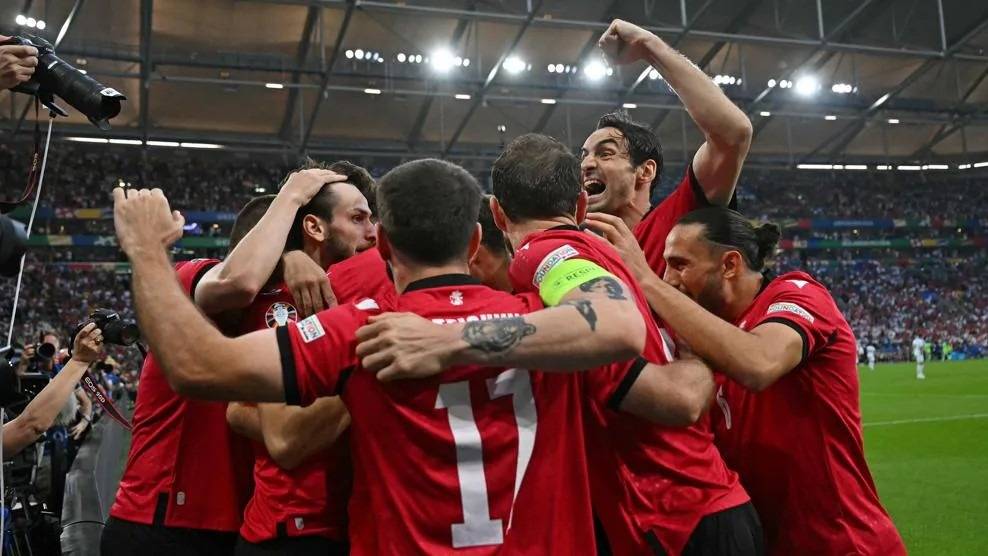 Pemain-pemain Georgia meluapkan kegembiraan usai mengalahkan Portugal 2-0 pada penyisihan akhir Grup F Euro 2024 di Gelsenkirchen, Kamis (27/6/2024) dinihari WIB. Foto: AFP via Getty Image