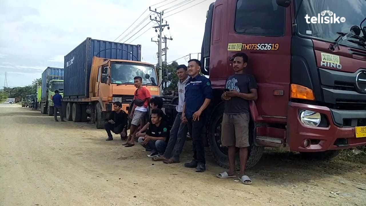 Ratusan sopir mobil kontener berunjuk rasa dan melakukan pemblokiran jalan menuju pelabuhan kontener milik PT.  Pelindo. Foto: Thamrin Dalby/Telisik