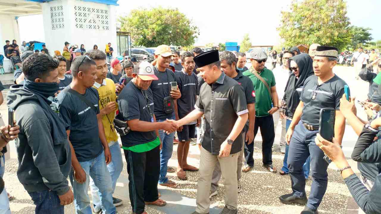 Andi Sumangeruka disambut warga Bombana di pelataran Ex MTQ Rumbia. Foto: Ist.