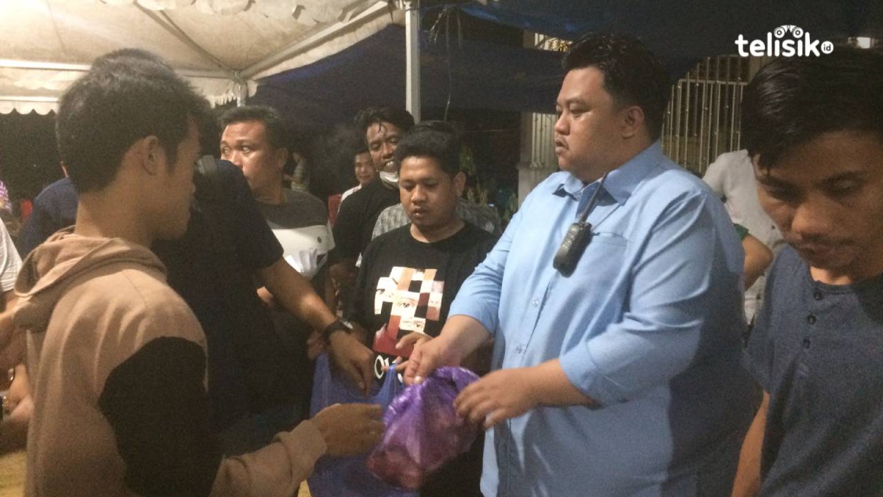 Yudhianto Mahardika membagikan daging kurban pada warga. Foto: Bambang Sutrisno/Telisik