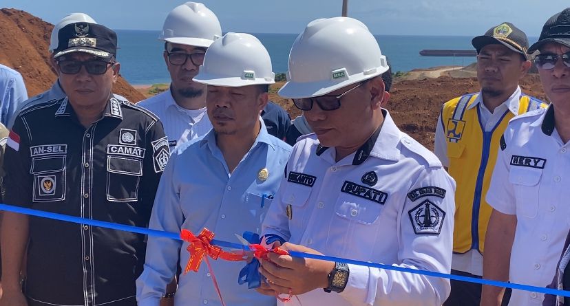 Pj Bupati Kolaka Utara, Sukanto Toding resmikan jalan sepanjang 2,8 kilometer yang dibangun perusahaan pertambangan PT CSM. Foto: Diskominfo Kolaka Utara
