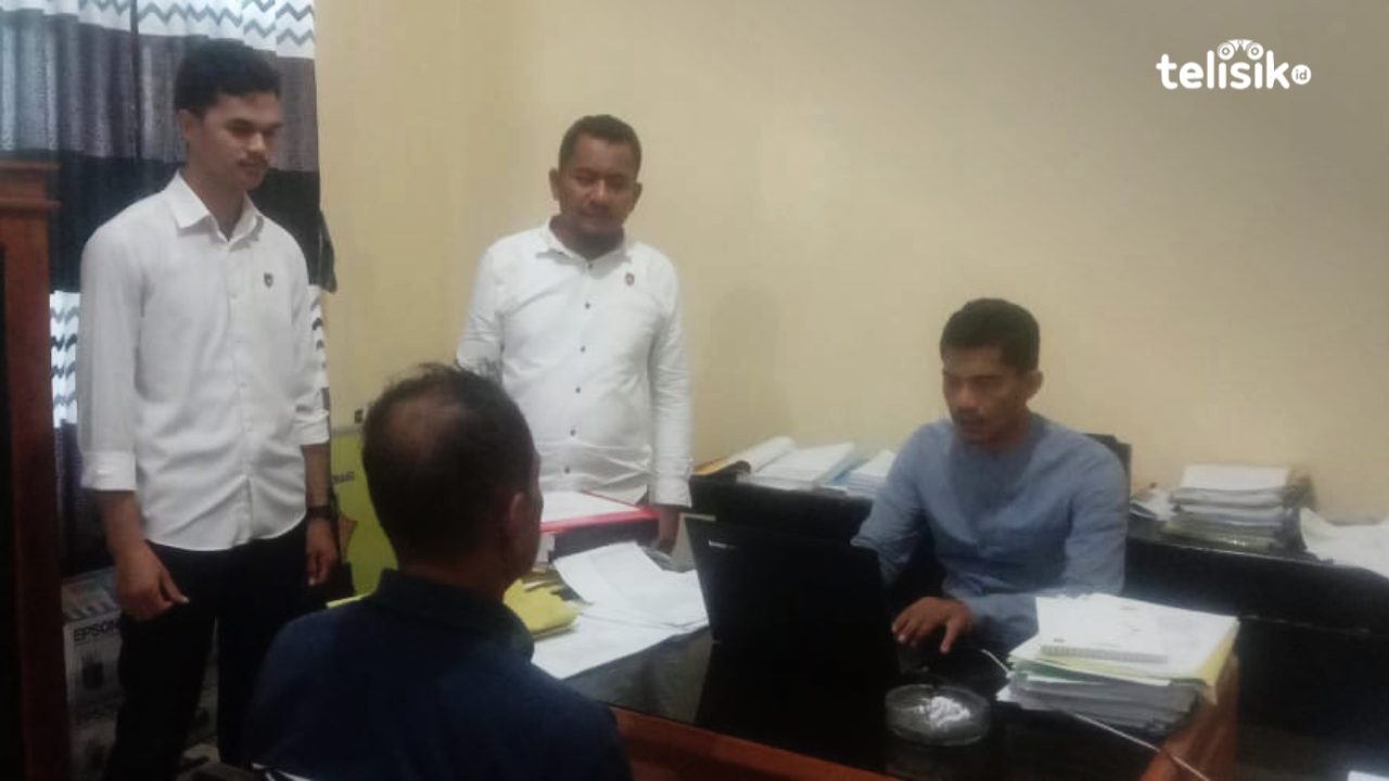 Kasat Reskrim Polres Muna, AKP Arsangka saat menginterogasi tersangka korupsi DD Bero, Bahri. Foto: Sunaryo/Telisik