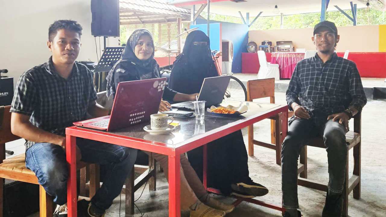 Kadiv teknis penyelenggaraan pemilu KPU Muna Barat, Akbar Muram Dani (kanan) mengatakan Bapaslon independen belum memenuhi syarat dukungan. Foto: Ist
