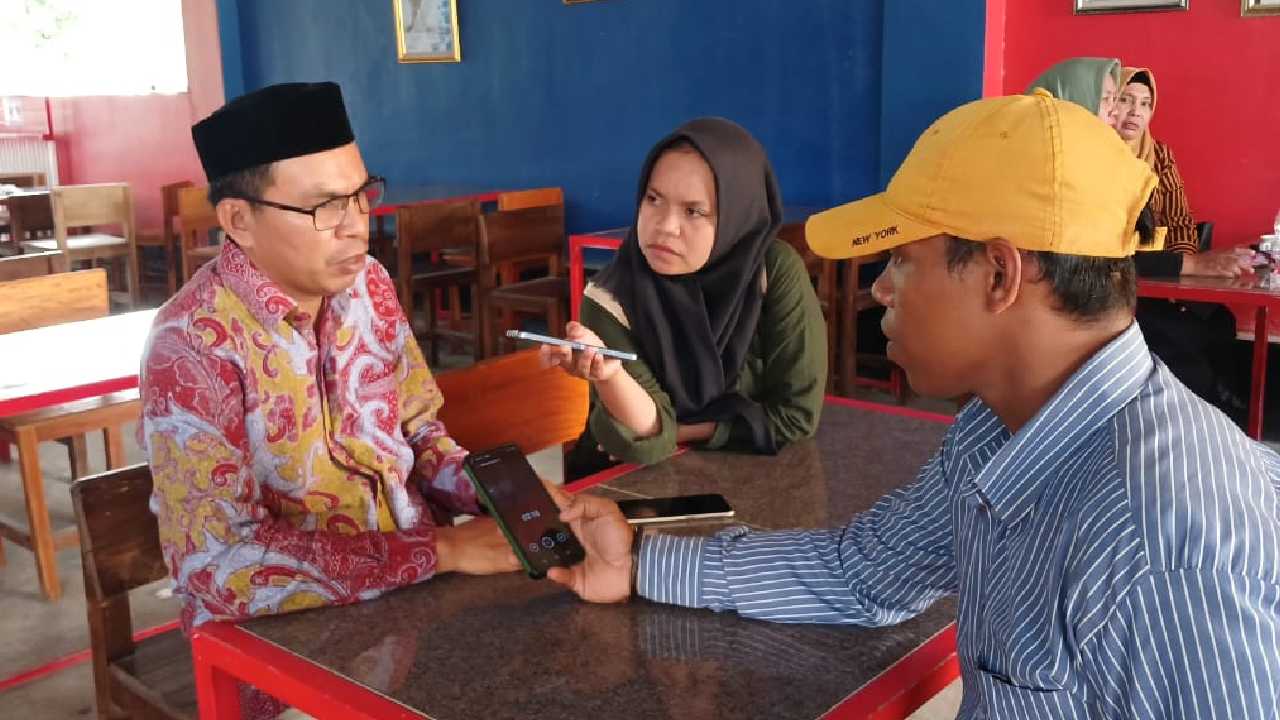 Ketua Bawaslu Muna Barat, Awaluddin Usa saat ditemui oleh awak media. Foto: Ist.
